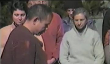 In questo breve video, sottotitolato in italiano, il maestro zen Thich Nhat Hanh spiega la pratica della meditazione camminata ed i suoi benefici, in un linguaggio molto semplice.