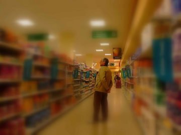 Per approfondire la gratitudine nei confronti di tutte le persone è utile sapere che viviamo in dipendenza da persone che ci aiutano non intenzionalmente