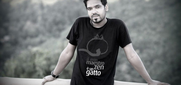 modello con t-shirt gatto zen