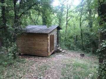 Capanna nel bosco a Santacittarama