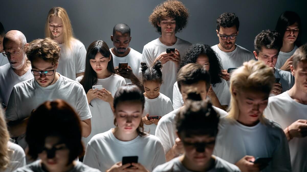 pexels-cottonbro-studio-8088495 ragazzi e social network