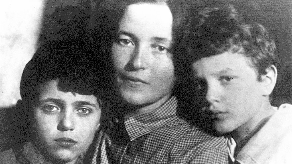 Julia Schucht, moglie di Antonio Gramsci, con i loro 2 figli.